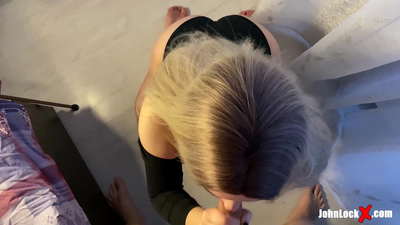 Rossa che succhia il cazzo e scopa su, ottenendo sborra sul suo culo